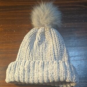 Womens Jules Kay Cozy Gray Knit Pom-Pom Beanie
